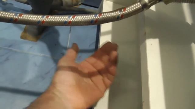 Установка тумбы с раковиной // Не повторяйте моих ошибок смотреть онлайн