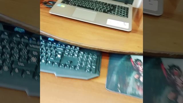 Продам стол компьютерный + колонки.mp4