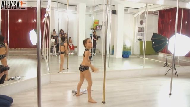 Pole Kids - Pole Dance - Пол Денс дети. Гимнастика и десткий танец на пилоне. Арина Мороз - Aleksa