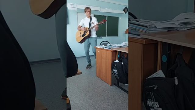 ГИТАРИСТ ВЖАРИЛ ПЕРЕМЕН В ШКОЛЕ ? смотреть онлайн