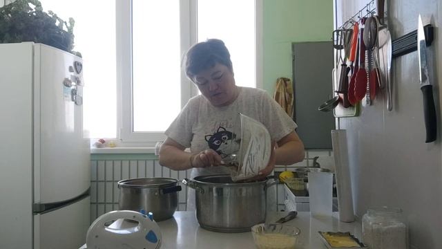 Приготовление к завтрашнему празднику с доброй песней. смотреть онлайн