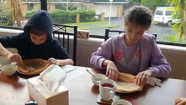 Как правильно нужно есть блинчики . смотреть онлайн