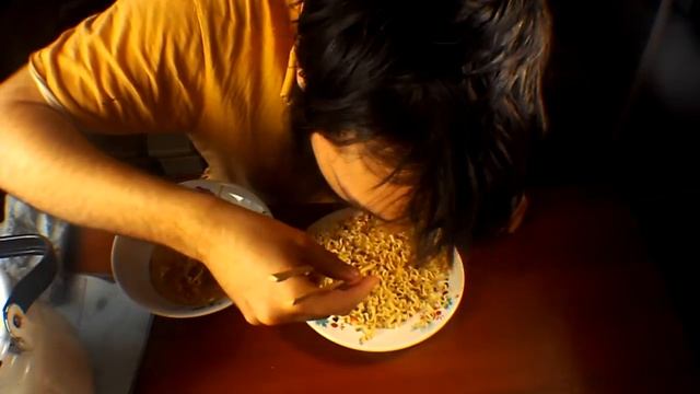 Лапша Big Bon гуляш говядина + соус пакет 75 грамм