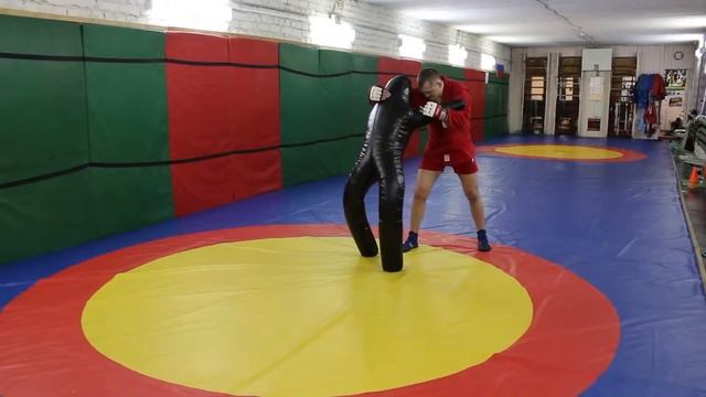 Работа на манекене для единоборств с ногами смотреть онлайн