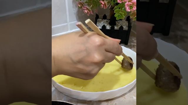 Картофельная запеканка с мясными шариками и зелёным горошком под томатным соусом смотреть онлайн