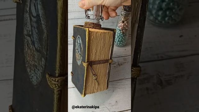 Бутылка-книга в технике декупаж