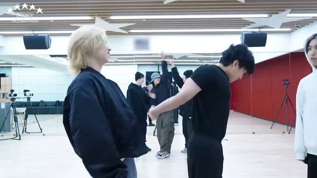 Stray Kids [INTRO ★★★★★ (5-STAR)] Часть 2, Танцевальная практика смотреть онлайн