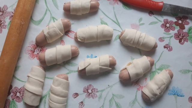 Сосиски в тесте//рецепт из готового слоёного теста// смотреть онлайн