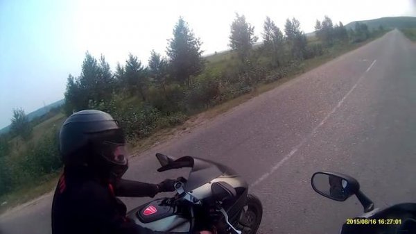 Yamaha FZ400 vs Ducati ST2 900