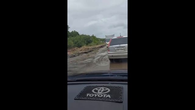 Дорогу до популярной в Приморье бухты разбили подрядчики смотреть онлайн