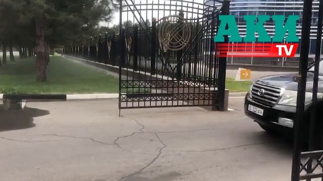 Картеж с А. Акаевым выезжает из аэропорта Манас смотреть онлайн