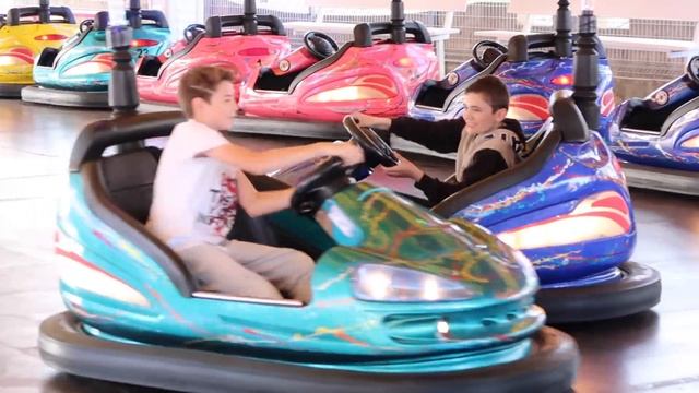 VLOG - TOBOGGANS GÉANTS & ATTRACTIONS à ANTIBES LAND ! - Le Grand Parc d'Attractions du Sud смотреть онлайн