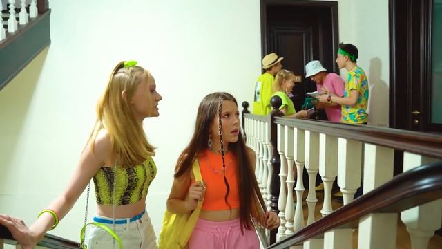 From Loser to Popular! How to Become Popular at School | Popular Student VS Nerd Student смотреть онлайн