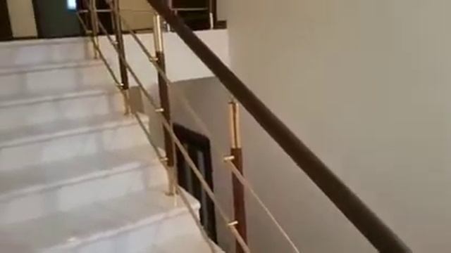 Ограждения с деревянным поручнем (бук, дуб) и комбинированными стойками из нержавеющей цвет золото смотреть онлайн