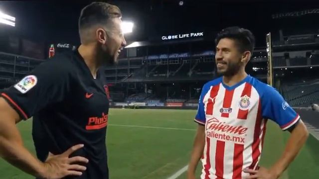 Hector Herrera y Oribe Peralta intercambian playera смотреть онлайн