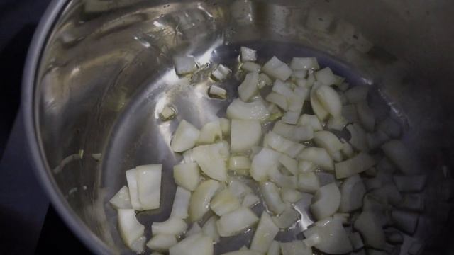 Свежая капуста с колбасой и картофелем по бабушкиному рецепту. Быстро и легко готовится !!! смотреть онлайн