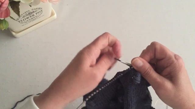 Как связать детскую шапочку спицами (шишечки вывязаны крючком). #вязание, смотреть онлайн