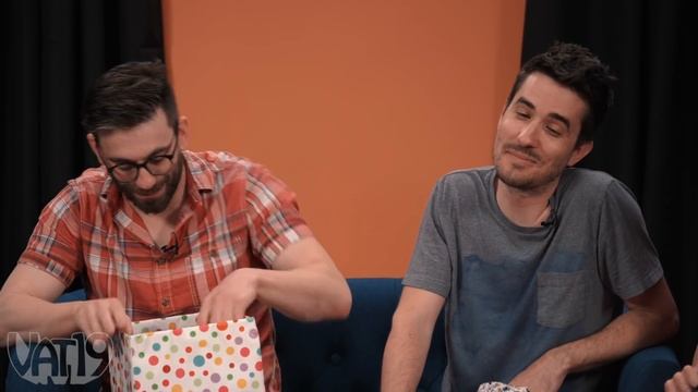 7 Gifts So Dumb, They’re Actually Awesome • White Elephant Show #4 смотреть онлайн