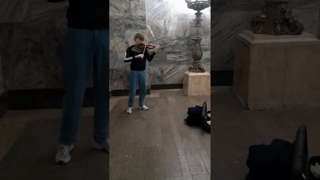 Москва. метро. Скрипач