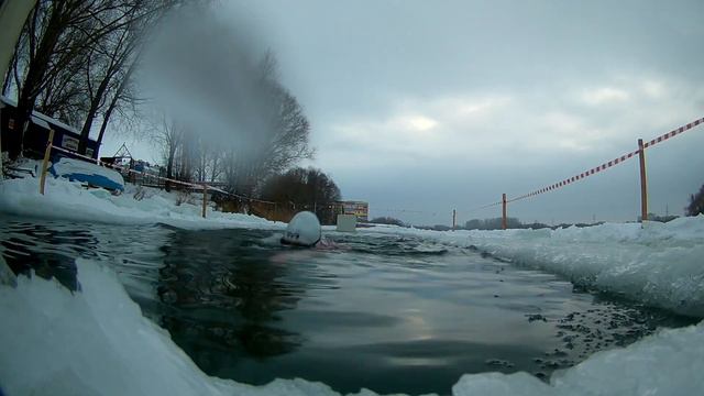 Ледяной заплыв в проруби. Вода 0,1С. Дистанция 425м смотреть онлайн
