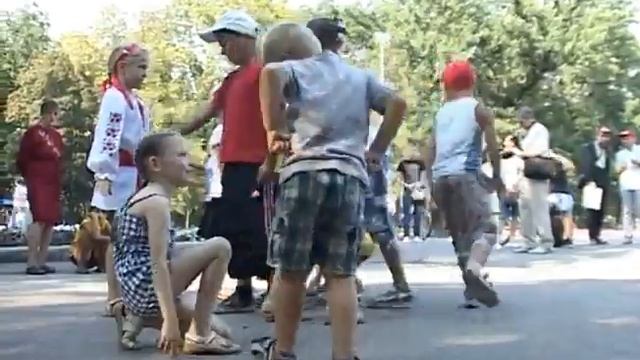 В Харькове велосипедисты проехались в вышиванках