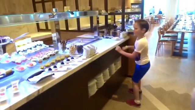 На ужин надо кушать полезную еду. Очень фрукты, а не пиццу, булку с маслом и сладости только. Что? смотреть онлайн