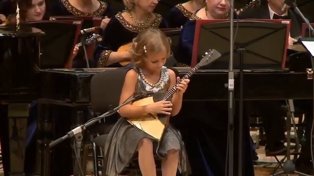 Виртуозная игра на балалайке... смотреть онлайн