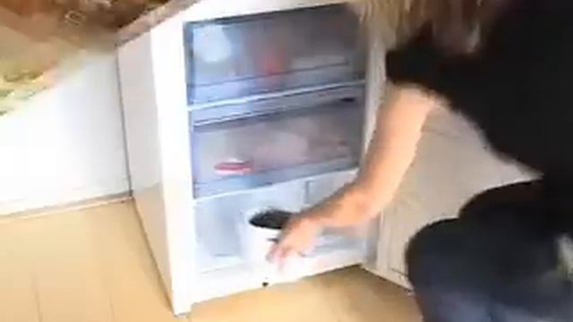 Making Chocolate Ice Cream with the Montiss Ice Cream Maker смотреть онлайн