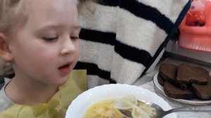 Давайте пообедаем.Видео для детей.Ребёнок хорошо кушает.