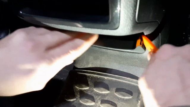 Шкода Карок Белый мишка. Установка двух USB разъёма вместо прикуривателя на заднем ряду. смотреть онлайн