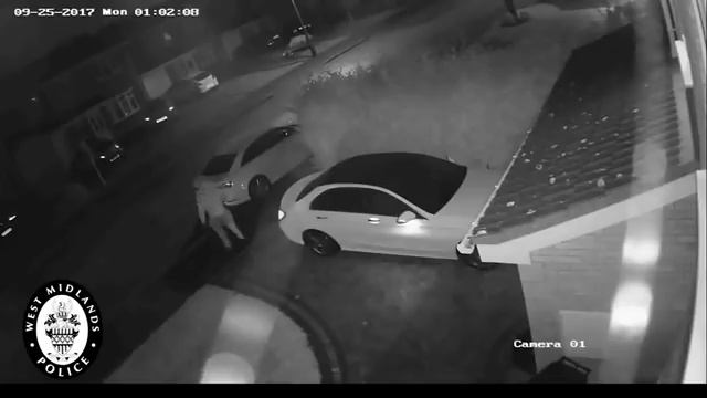 Рекордно быстрое похищение автомобиля попало в объектив видеокамеры смотреть онлайн
