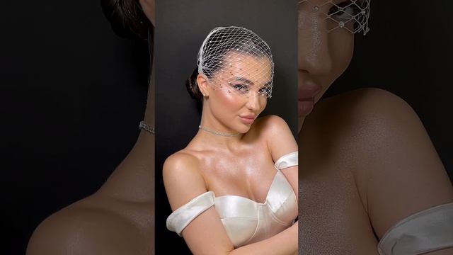 Для тех невест, кто не хочет фату, можно заменить эффектной вуалеткой??♀️✨ #прически #пучок смотреть онлайн