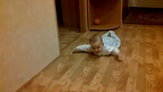 Сынок первый раз выполз "в свет" кошка берегись) смотреть онлайн
