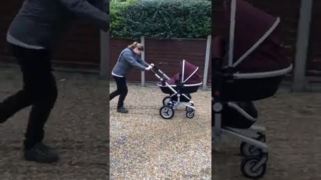 Silver Cross Surf 2 buggy - on gravel | MadeForMums смотреть онлайн