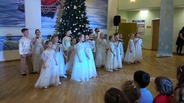 Вальс снежинок (Снежинки спускают с неба) смотреть онлайн