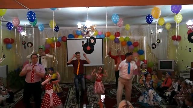 Танец пап и дочерей на выпускном. г.Серебрянск. Детский сад. 2017 год. смотреть онлайн