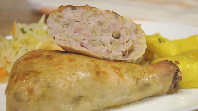 Окорочка бескостные фаршированные. Блюдо из курицы на праздничный стол. смотреть онлайн