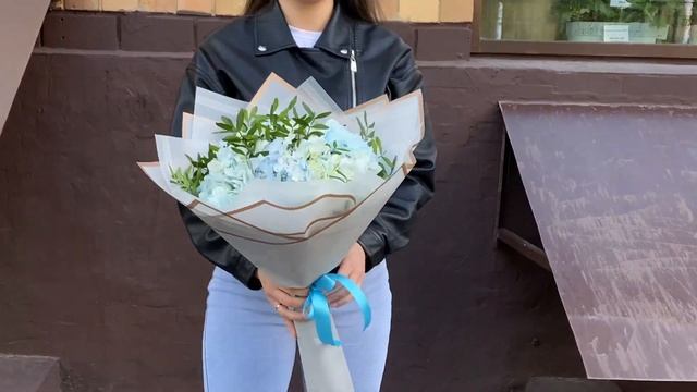 Букет из 5 голубых гортензий с фисташкой смотреть онлайн
