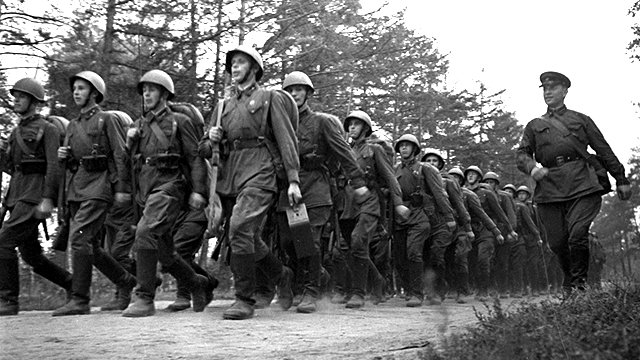 Булат Окуджава - "Песенка о пехоте" смотреть онлайн