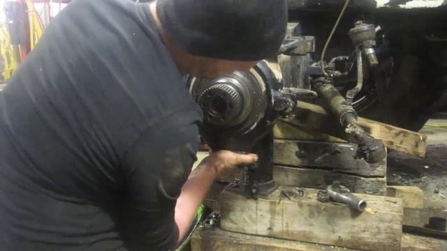 How To Install a Front Axle on a 4WD Case IH (Part 4) смотреть онлайн
