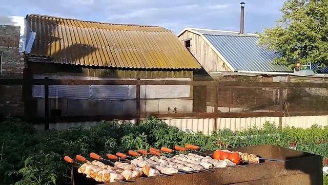 Свинина в гранатовом соке и куриные крылышки в соусе. Два шашлыка в одном мангале смотреть онлайн