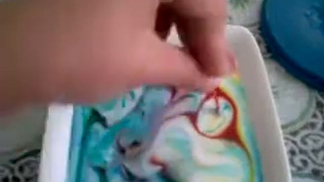 Необычный опыт с молоком красителями и фейри. смотреть онлайн