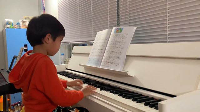 Five year-old playing Greensleeves (with broken chords) on the piano смотреть онлайн