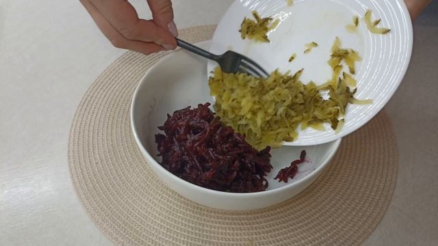 Салат из свеклы и соленых огурцов - просто, но очень вкусно смотреть онлайн