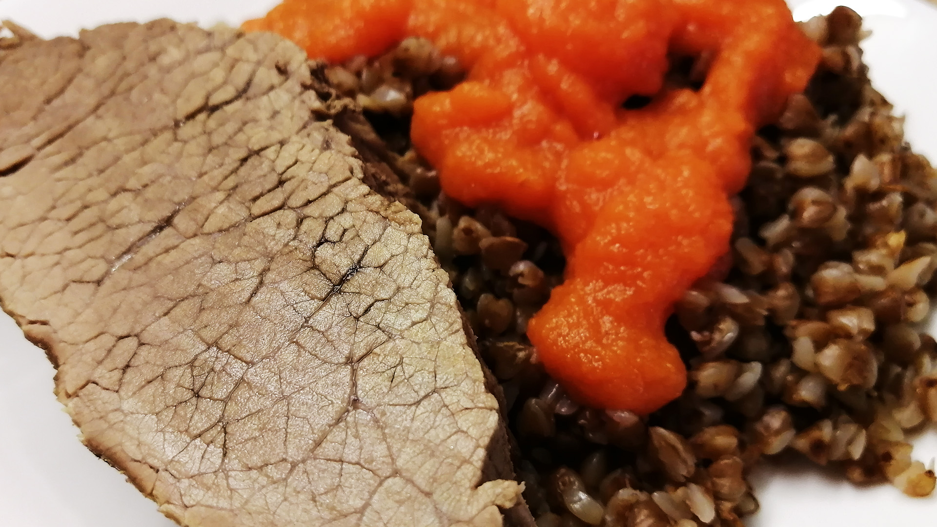 ОТВАРНАЯ ГОВЯДИНА с гречкой и морковным соусом смотреть онлайн