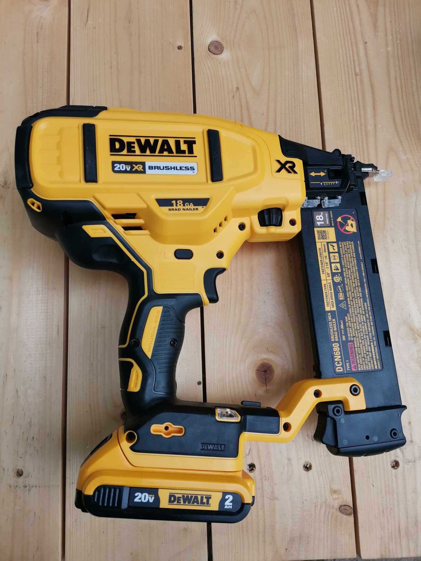 Аккумуляторный нейлер Dewalt DCN680