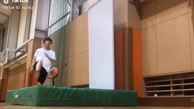 Вот почему не надо с разбега прыгать на матрас)))) смотреть онлайн