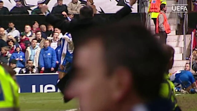 Моуриньо празднует победу «Порту» на «Олд Траффорд» в 2004 году