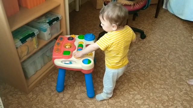 Малыш научился стоять! смотреть онлайн