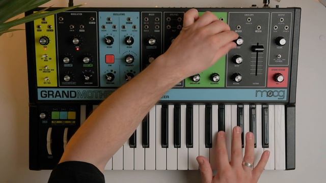Синтезатор Moog Grandmother